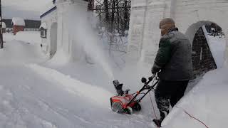 Электрический снегоуборщик Daewoo Dast 2600E. Уборка снега у Храма