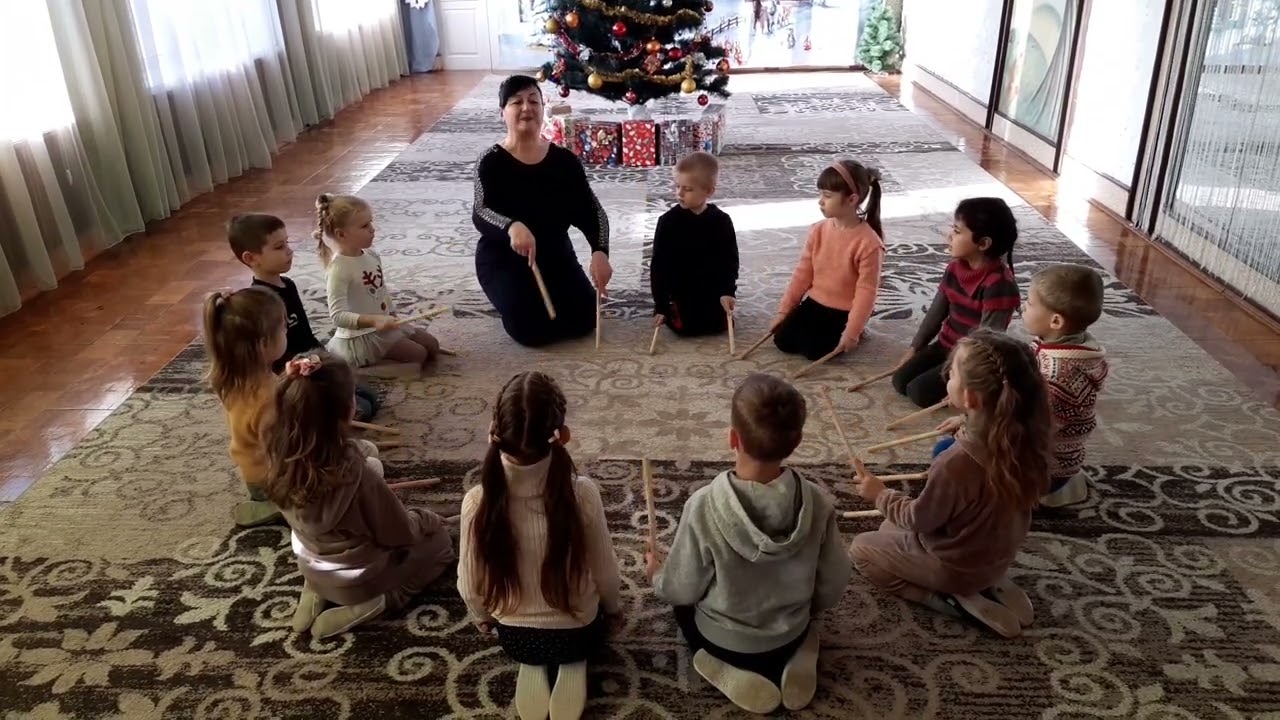 Гра на клавесах "Козацькому роду нема переводу"