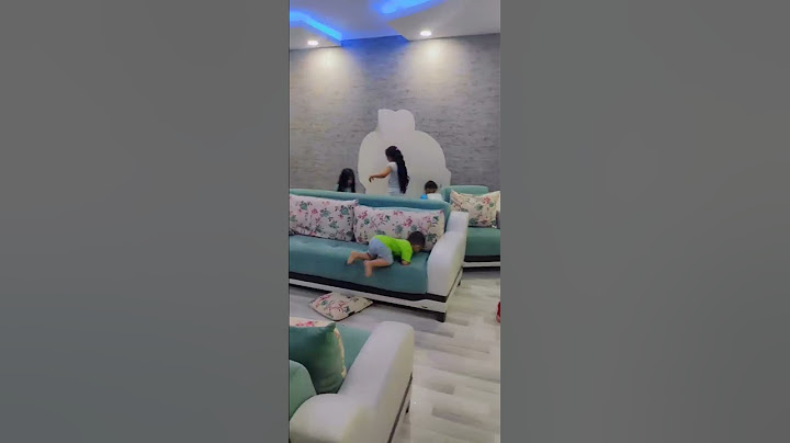 شفت العيلة عم تشيل ورق الجدران فكرت صرلهم شي بس بالنهاية عرفت عم يظبطوا البيت