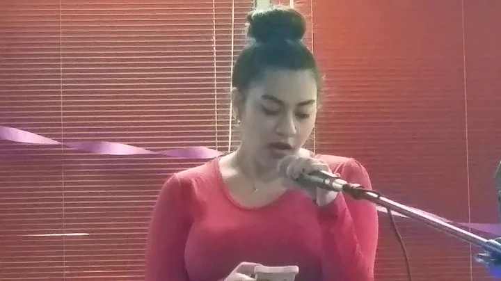 Sara Nikravesh singing Migozaram Tanha for her Gra...