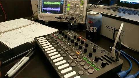 Sonicware LIVEN 8bit warps Loop & Sequence experiments...