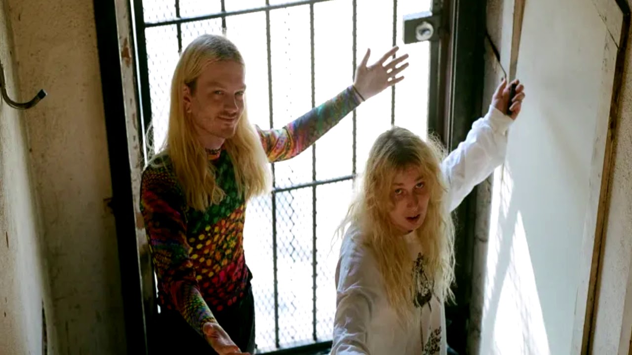 группа 100 gecs. дилан брэди 100 gecs. Laura les dylan brady. группа 100 gecs. Laura les 100 gecs.