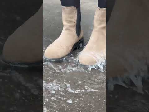 Море по колено... С водоотталкивающей пропиткой NanoClean!  #тренды #shorts  #обувь #приколы #мем