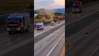 Einsatz auf der Autobahn 🚨 Feuerwehr #shorts / Highway emergency response 🚨 fire trucks #bluelight