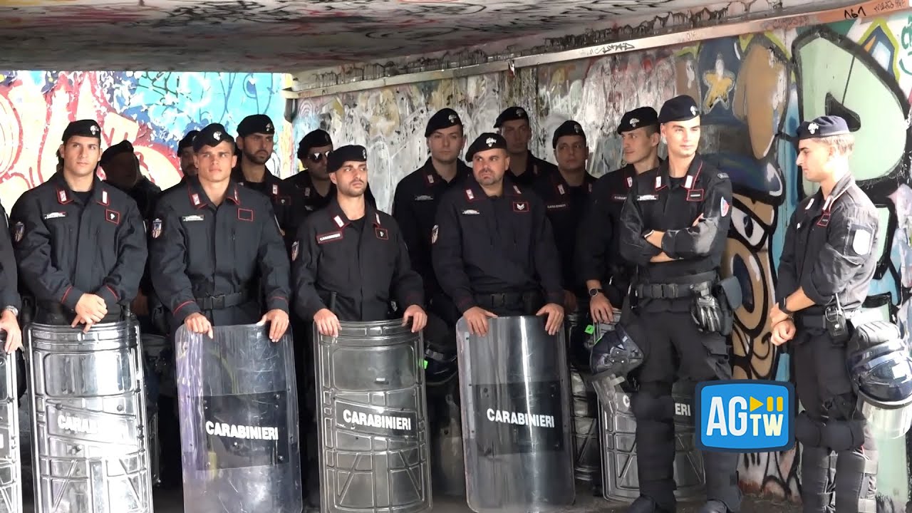 Sgomberato il Leoncavallo, forze dell’ordine sul posto