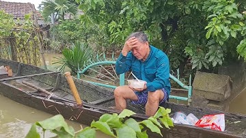 Cụ ông bật khóc nhận suất cơm nóng giữa mênh mông nước bạc (nguồn sggp)