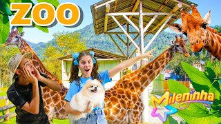 Um Dia no Zoológico! 🦁 Mileninha visita Zoo e brinca com a Girafa - Vídeo de Animais para Crianças screenshot 2