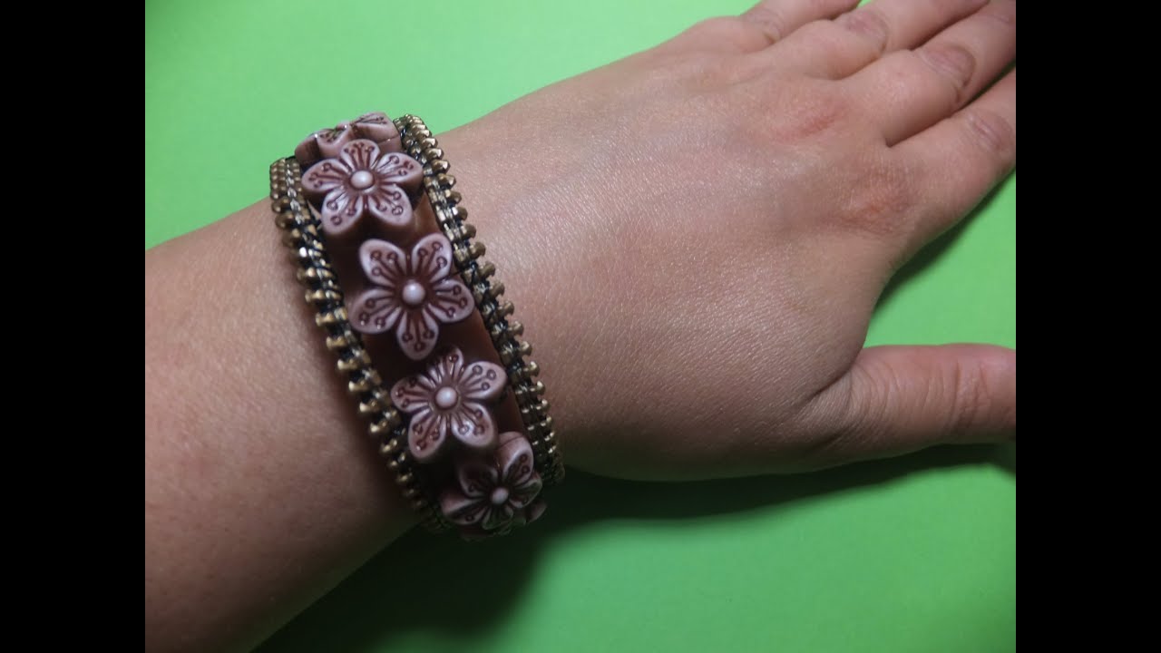 Pulsera con cremallera y flores.