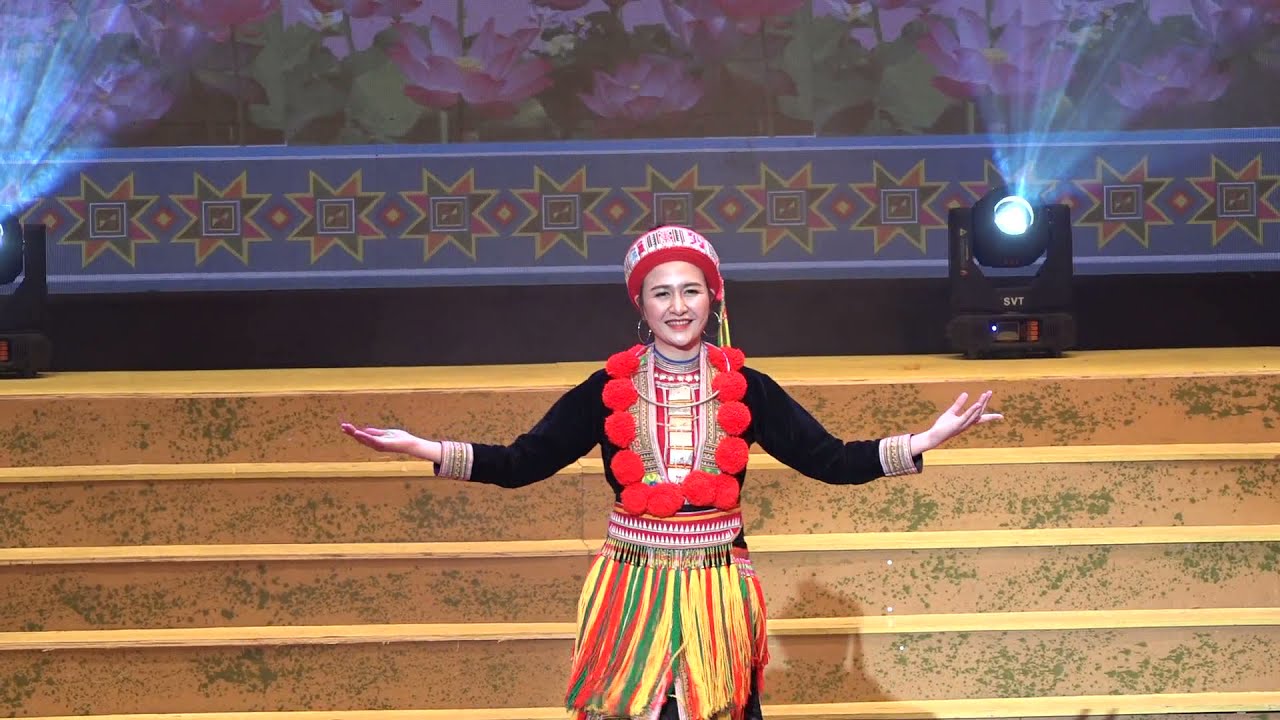 Trình diễn trang phục Dao, Mông, Tày các dân tộc vùng Đông Bắc