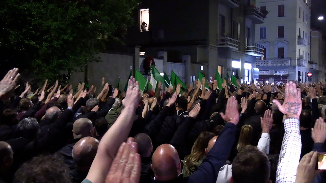 Milano, corteo Ramelli: triplice saluto romano con 