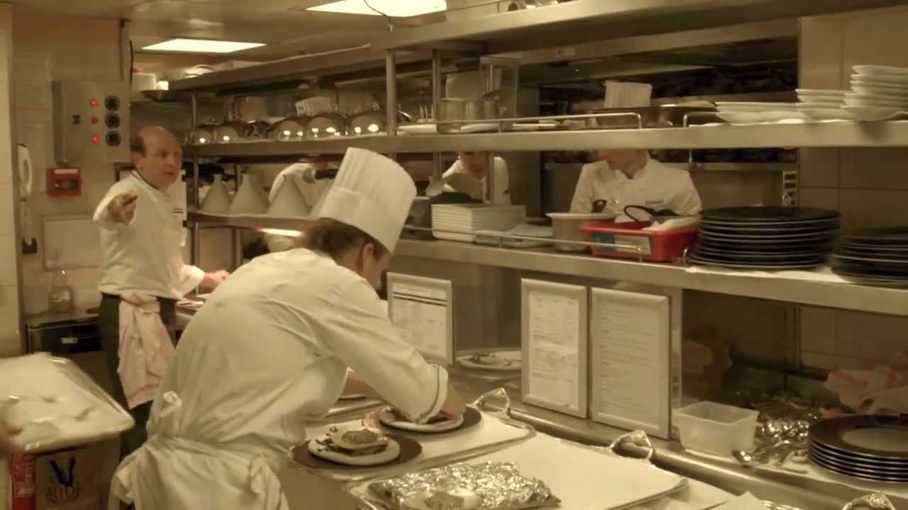 Dans les cuisines du restaurant Le Cinq avec Eric Briffard - YouTube