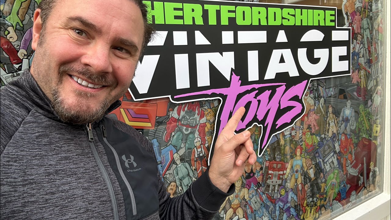 Торжественное открытие магазина винтажных игрушек из Хертфордшира