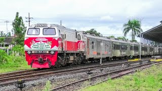RAMAINYA KERETA API PAGI ! LOKOMOTIF CC 206 EKS SUMATERA BERLIVERY TEMATIK NATAL & TAHUN BARU 2026