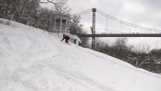 После снегопадов в Житомире в парке Гагарина можно покататься на сноуборде