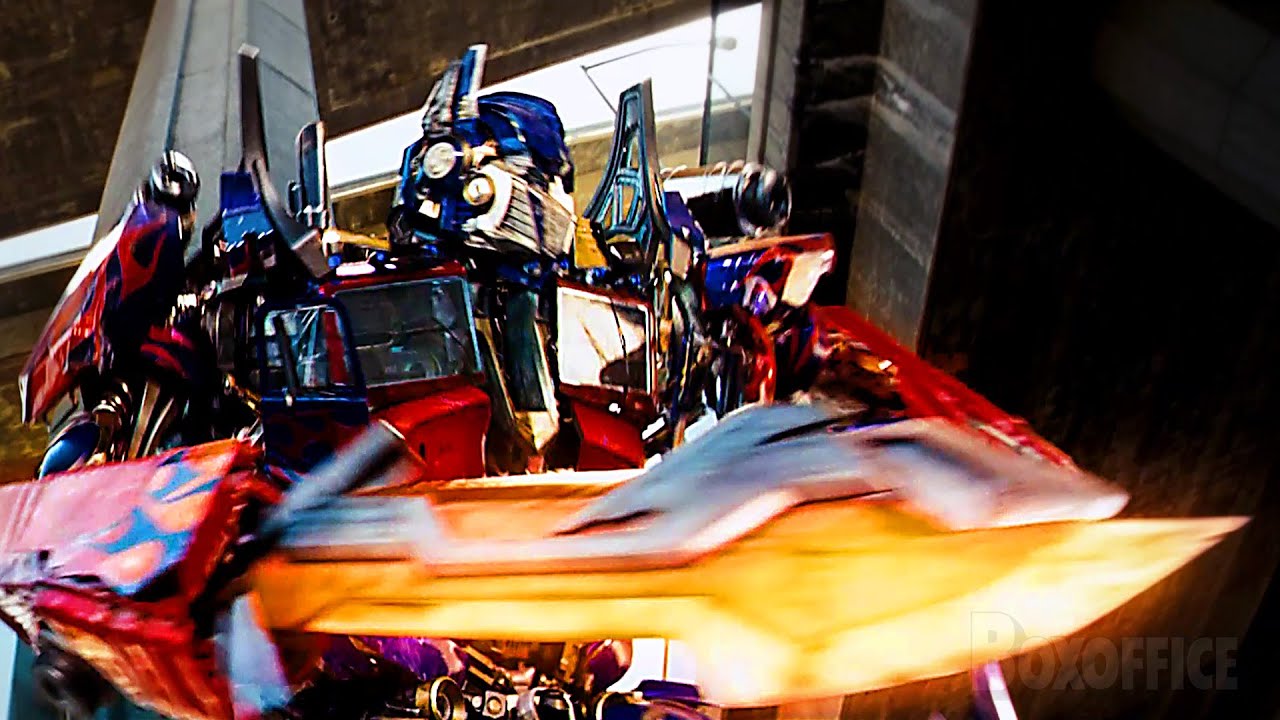 Optimus Prime annienta un Decepticon in autostrada | Transformers | Clip in Italiano