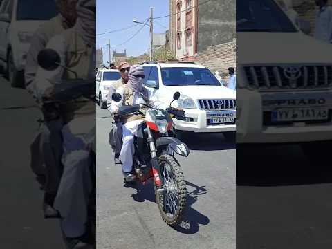 اسکورت مولانا عبدالحمید هنگام خروج از مصلی نماز جمعه زاهدان خودرو بادیگارد مولانا عبدالحمید