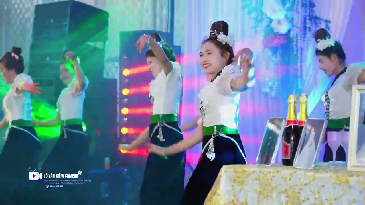 ĐIỆU MÚA THÁI TÂY BẮC QUÁ LÀ SUẤT SẮC ĐẾN TỪ ĐỘI MÚA FAMILY MÚA MỪNG HẠNH PHÚC VĂN KIỂM & DIỆP ANH 