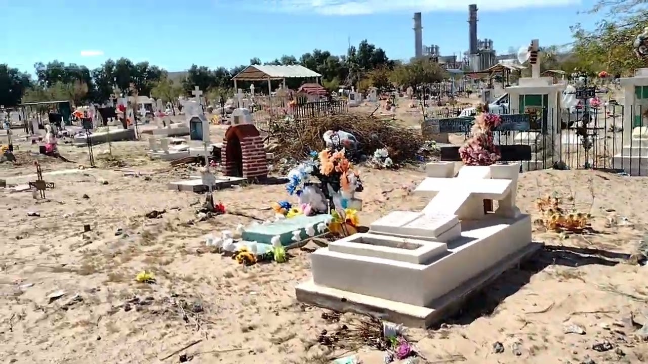 Panteón el centinela había una imagen de la santa mu3rt3 y veladoras hasta el fondo del panteón. 