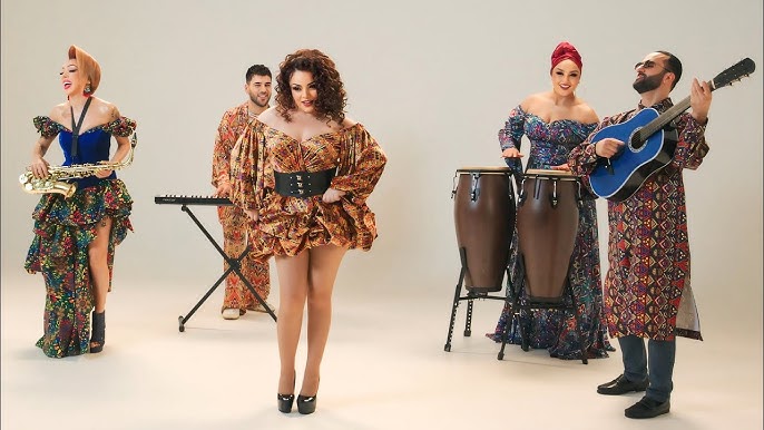 Keng dumbali semiz yalangoch ayollar Derazaga tiqilib qolibdi