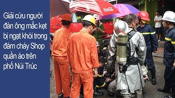 Giải cứu người đàn ông mắc kẹt, bị ngạt khói trong đám cháy Shop quần áo trên phố Núi Trúc
