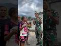 TNI Bawa cemilan buat kak Mia dan teman temanya #TNI #papua #buahpinang #videoshort #fypage