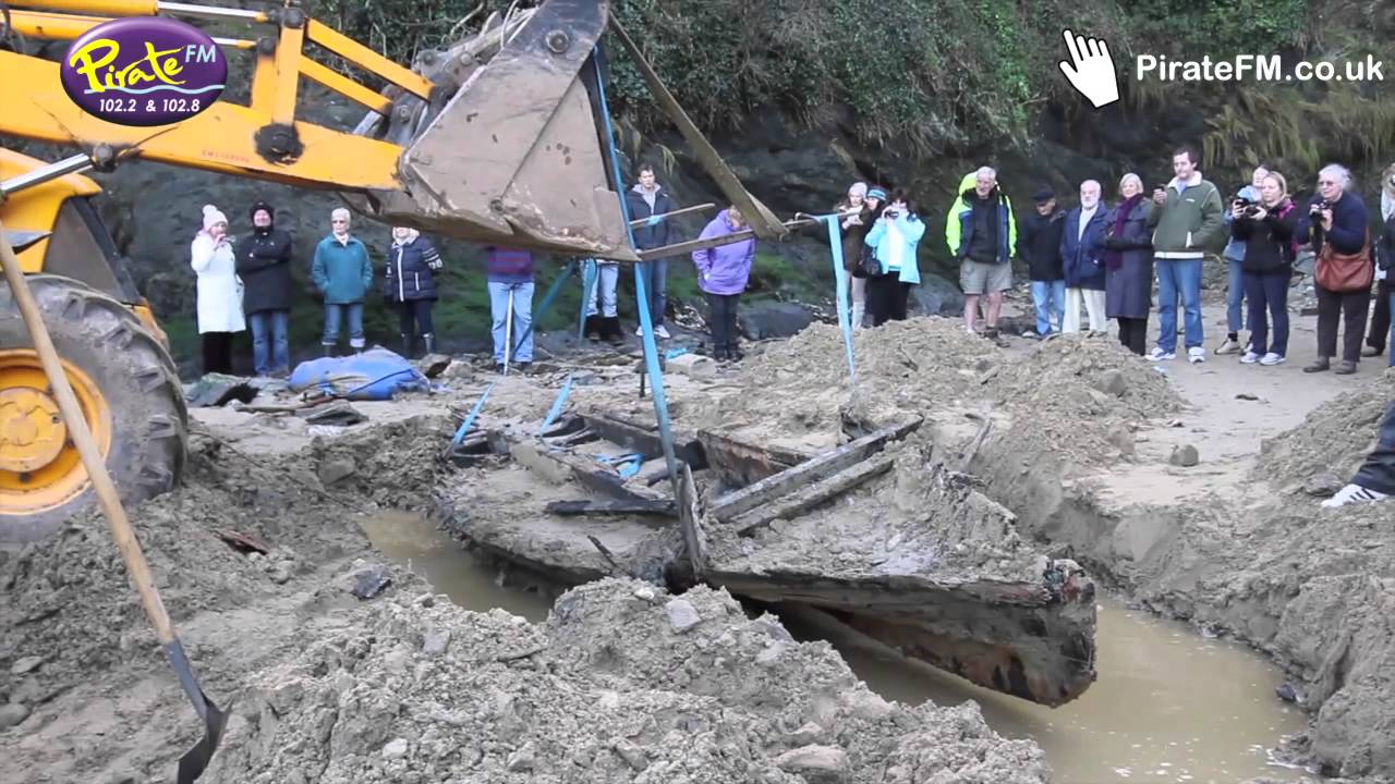 Storms uncover hidden boat wreck in Newquay Harbour - YouTube