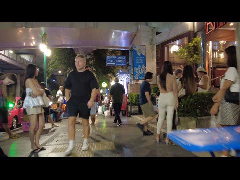 Bangkok's bustling Sukhumvit Road | ถนนสุขุมวิทอันพลุกพล่านของกรุงเทพฯ