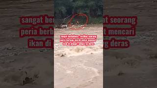 terlihat seroang peria nekat mencari ikan di tengah banjir bandang ‼️ waspadalah #shorts