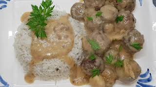 كرات اللحم بالصلصة البيضاء و الفطر طريقة جد رائعه las albóndigas con salsa Blanca y champiñones ?