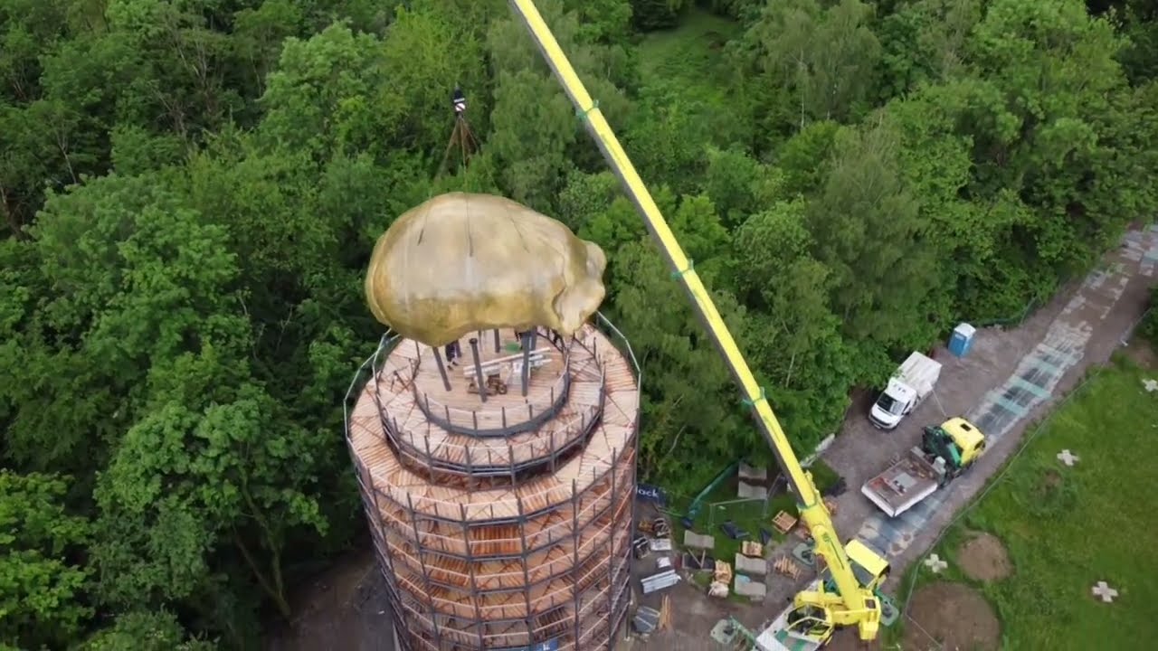 30.05.2022: Montage der Schädelkalotte auf dem Erlebnisturm 