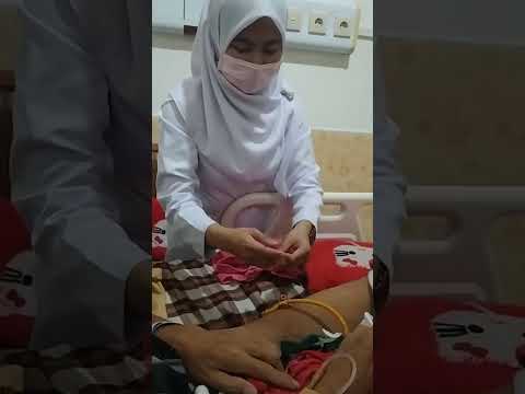 PERAWAT SEDANG MEMPERBAIKI SELANG KATETER - RS PAKUWON - SUMEDANG//Manisha channel