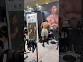 筋肉質な男がTシャツを脱いだだけ