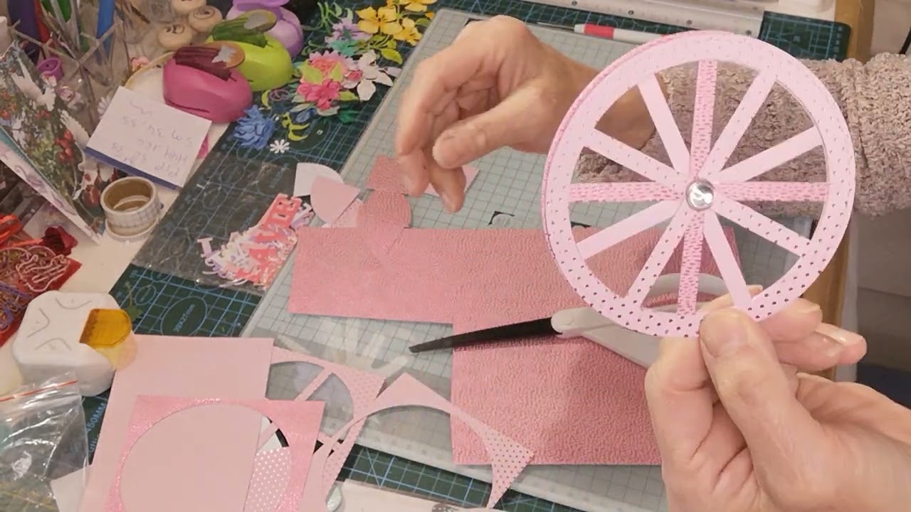 Tuto carte TOURNEZ MANÈGE 🎢 SIMPLE 💯 ACTION et pk pas utiliser les nouveaux die-cut 🦋