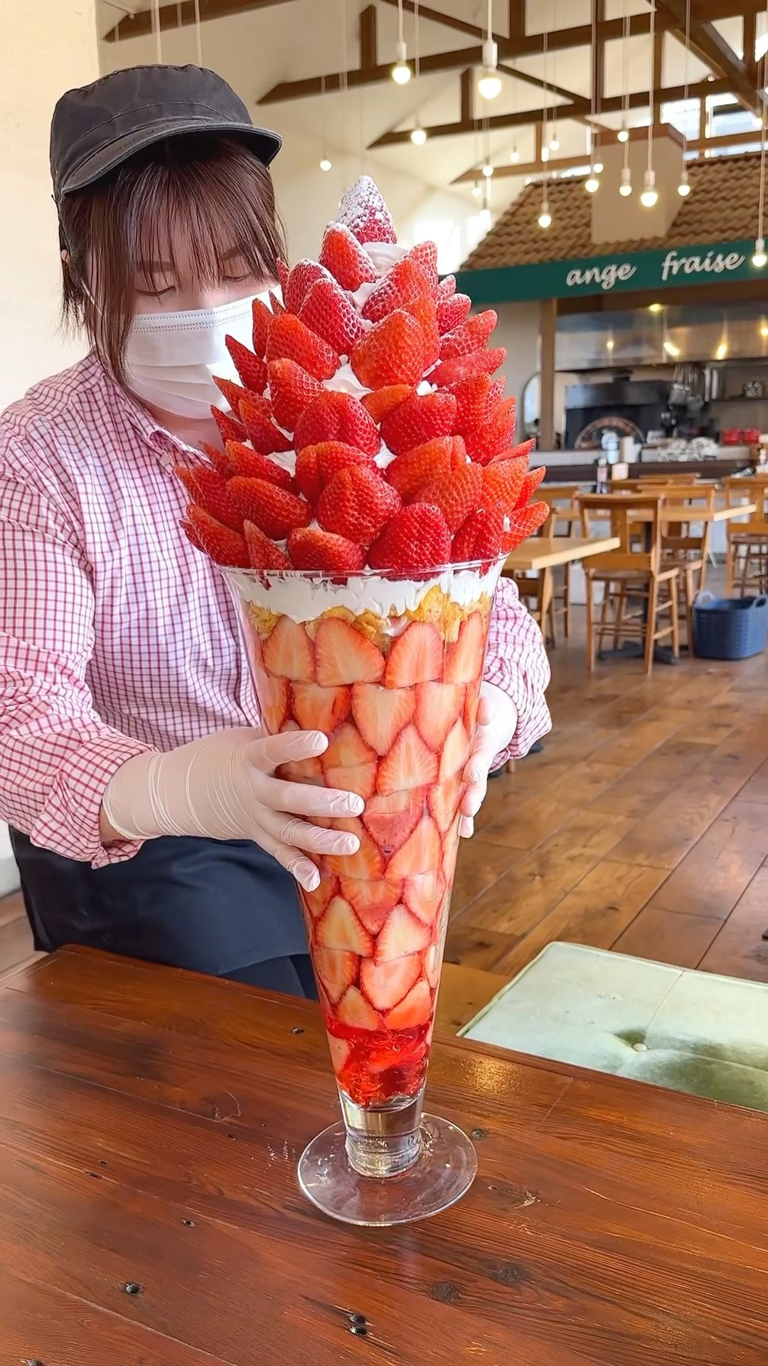 日本一巨大ないちごパフェ！The biggest strawberry parfait in