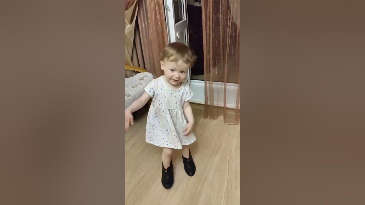 Тася примеряет мамины туфли🤣🤣🤣 - YouTube