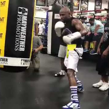 THAT SNAP!⚡Mayweather Perfecting His Jab