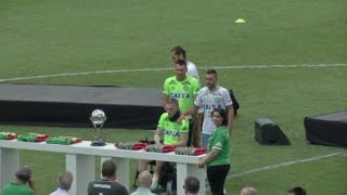 Los Tres Sobrevivientes Del Chapecoense Alzan Copa Sudamericana