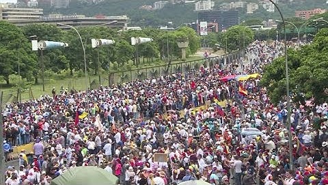 Miles marchan a cuarteles en Venezuela por muertes en protestas