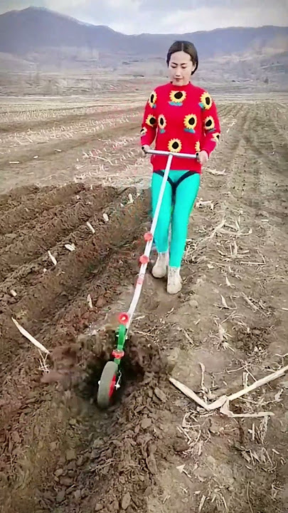 alat keren untuk menggemburkan tanah di kebun tanaman #shorts