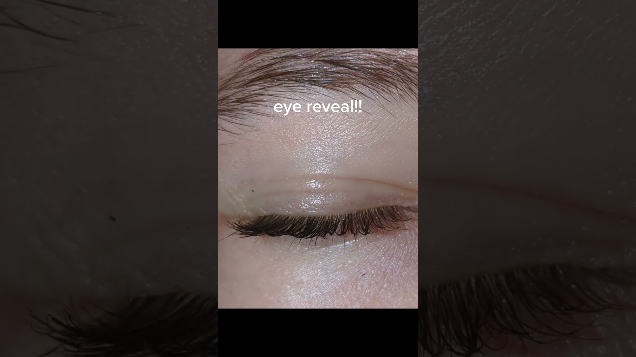 eye reveal for 250!! (not my messy mascara 😭) 