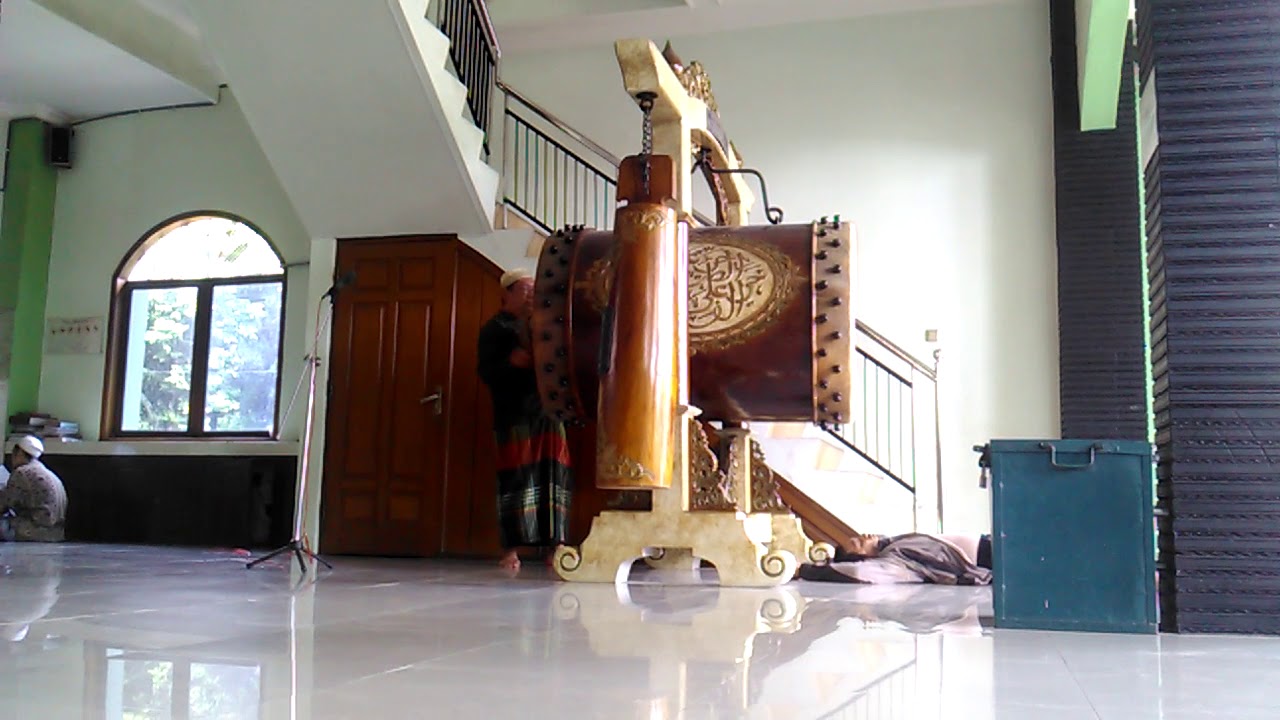 Tabuh bedug adzan