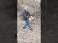 Украинский специалист обезвреживает российские мины #shorts