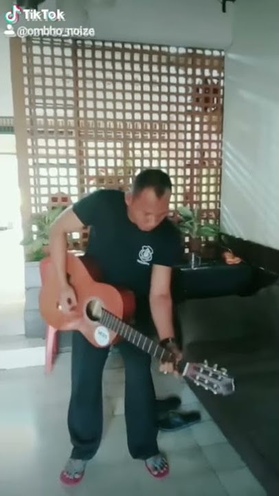 Satpam nyanyi main gitar