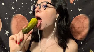 ASMR - Crunchy Pickle Eating 💚🥒