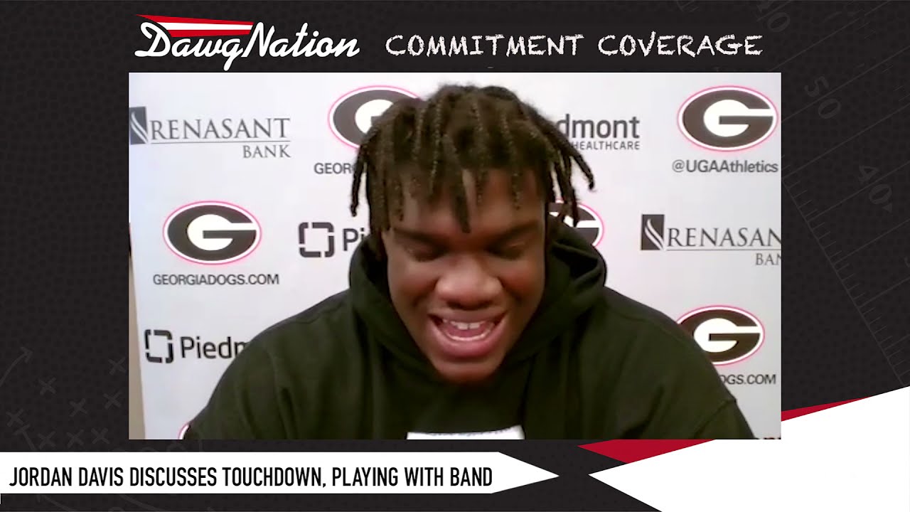 Jordan Davis sings fight song after scoring touchdown