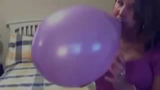 Dziewczyna Dmucha Fioletowego Balona Do Pęknięcia