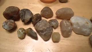 What do agates look like on the outside