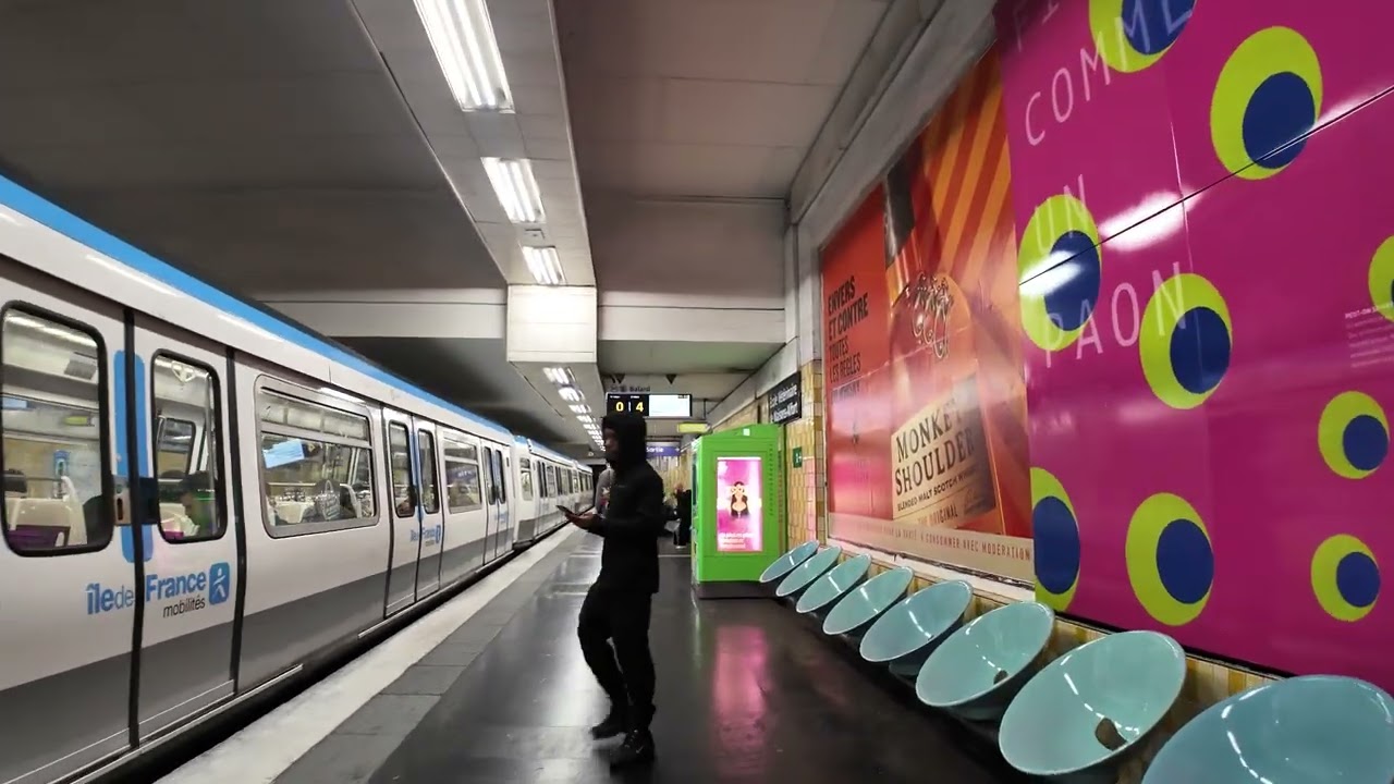 Enjoy immersive, real-time walks through Paris stations and streets.