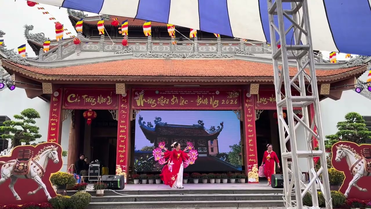 con lên chùa dâng hoa câu lạc bộ thôn đoài tam Xá