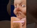 أكل تراب عشان اسنانه تختفي 